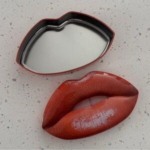 HUDA BEAUTY Lip-Shaped tin